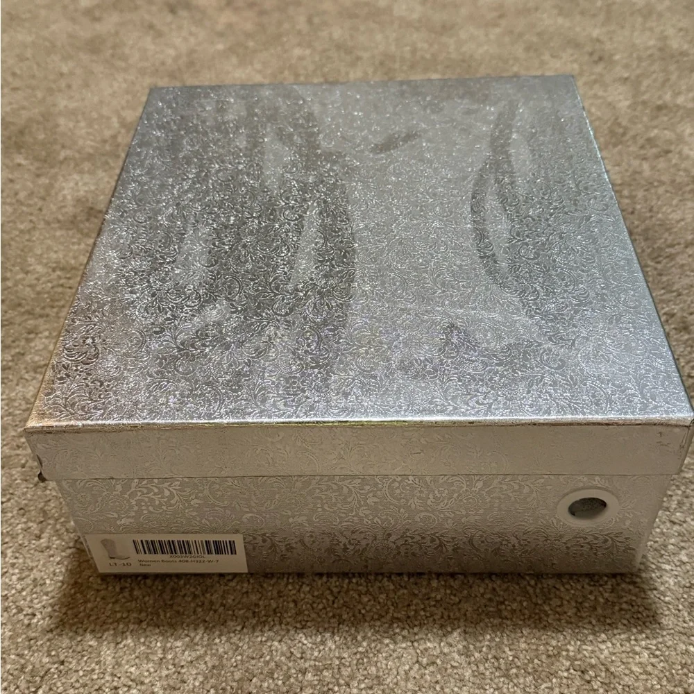 White Embroidered Cowboy / Cowgirl Boots - Picture 7 of 7